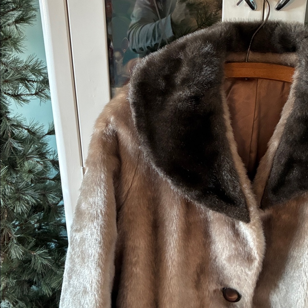 Vintage Faux Fur Coat with Dark Collar euc Warm - Picture 2 of 12